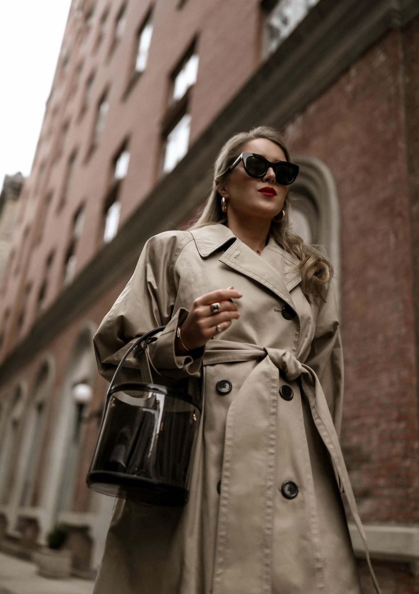 spring-2019-top-handbag-accessory-trends-classic-fashion-style-pearl-barrette4